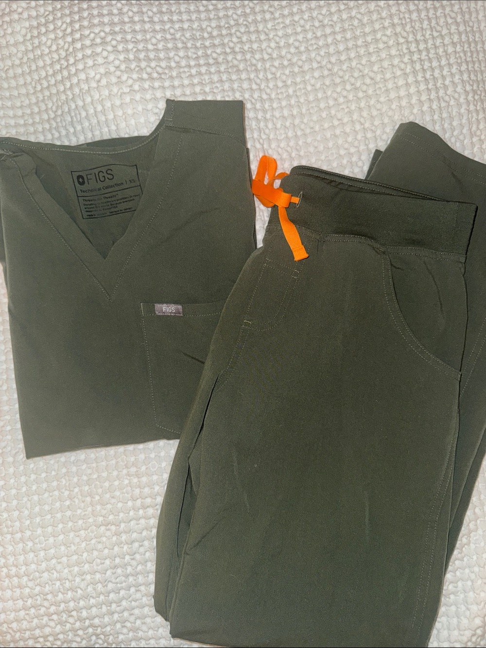 FIGS Women’s Moss Green Scrub Set